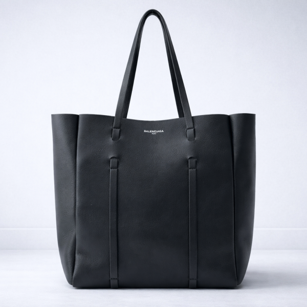 バレンシアガのバッグを長く愛用するお手入れ方法｜キャンバスの汚れや革の角擦れ対策