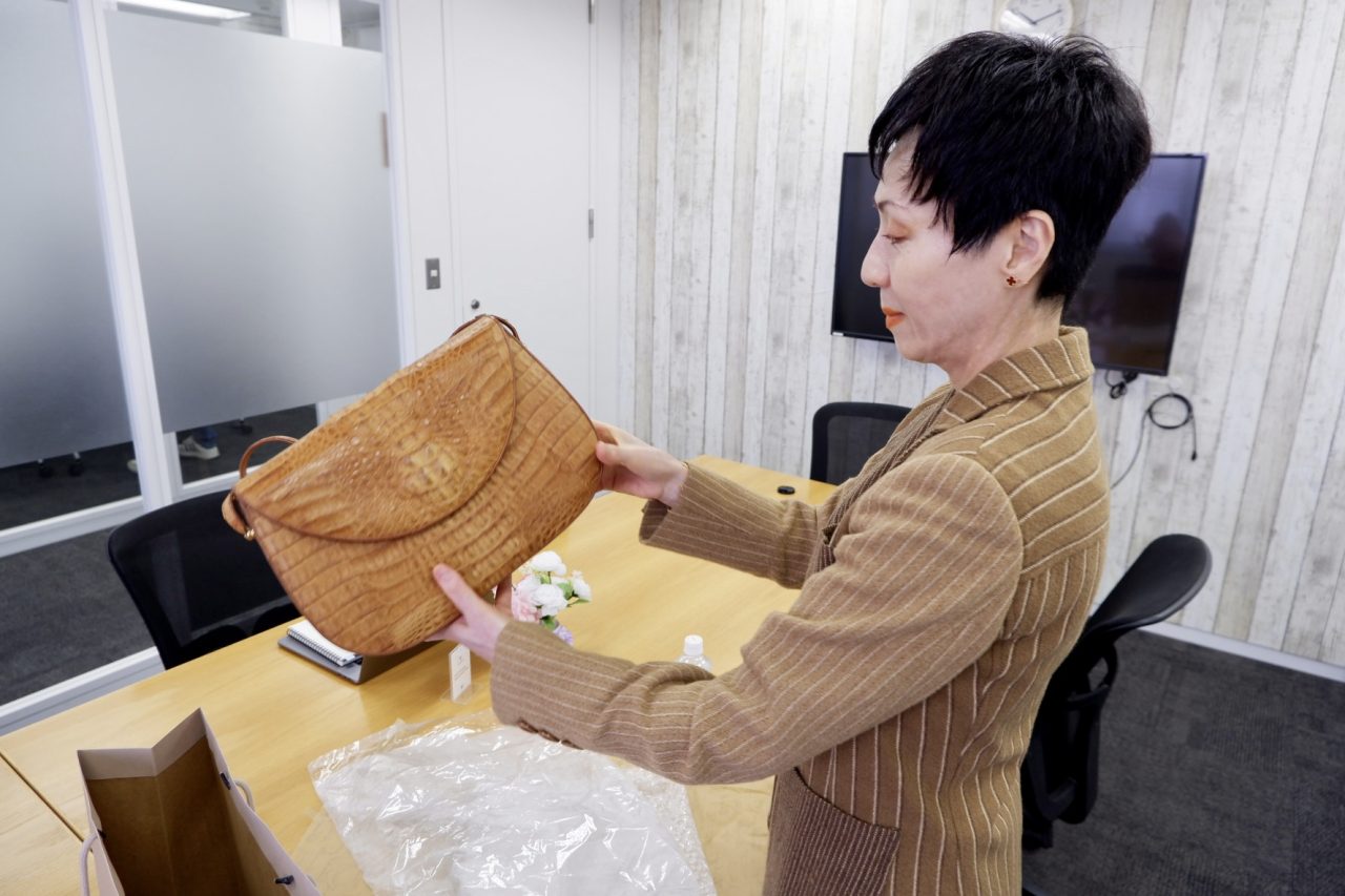 仕上がったバッグを優しい眼差しで見つめる歌丸様