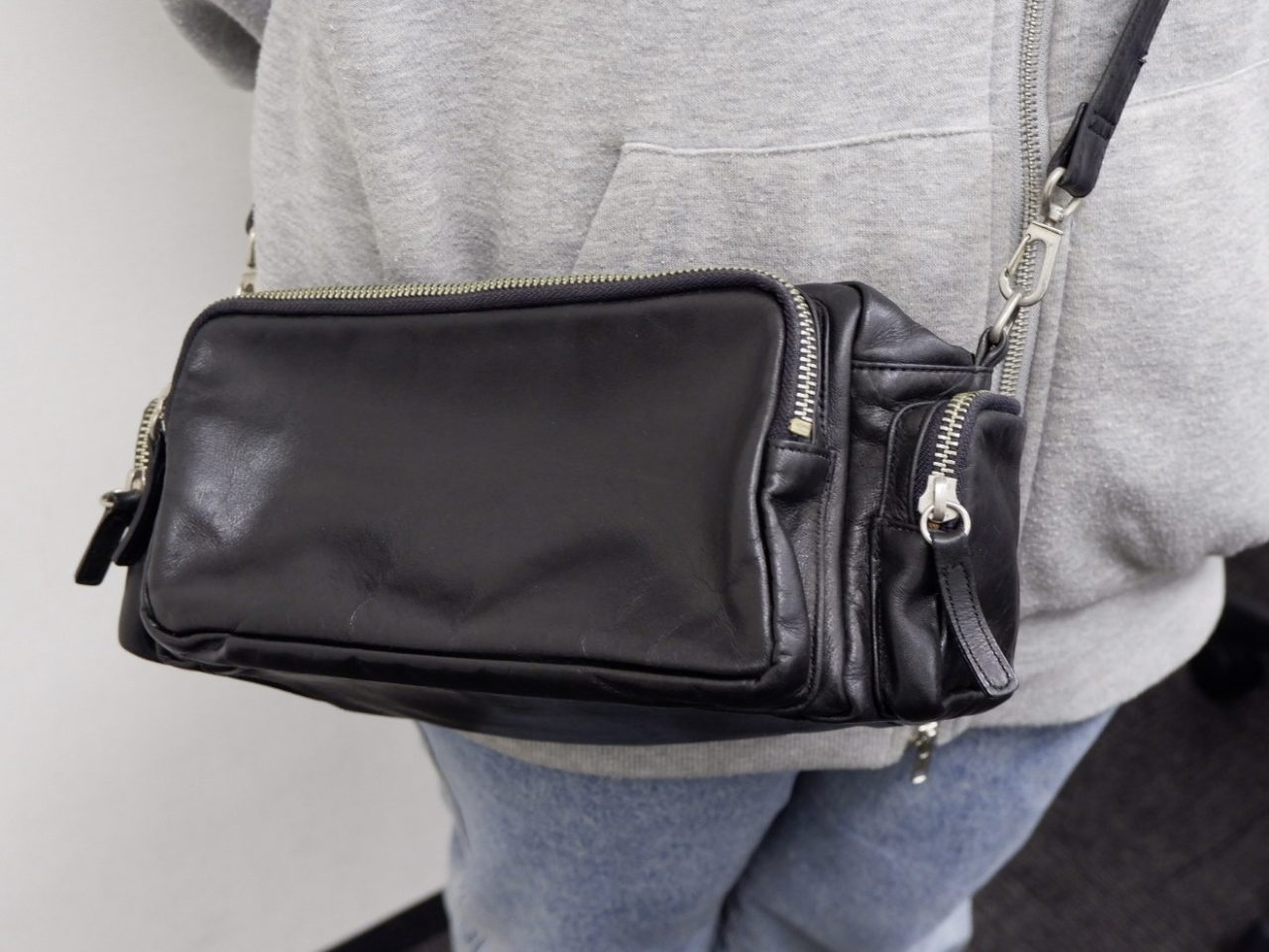 綺麗に蘇ったお祖父様のバッグを身につける娘さん