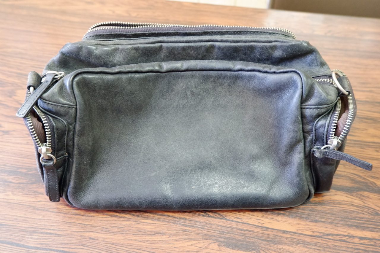 長年の愛用によるスレや白い汚れがある状態