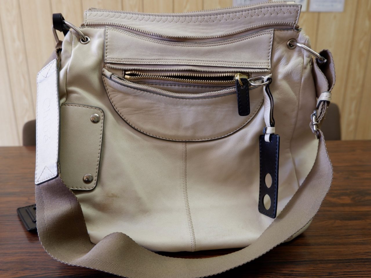 クリーニング前：全体にピンク色の汚れが広がったクロエの白いバッグ