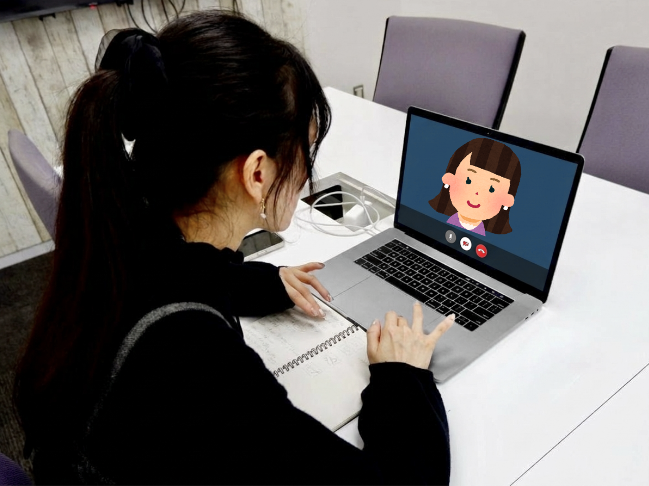 オンラインインタビューでお客様と仕上がりについてお話しする様子