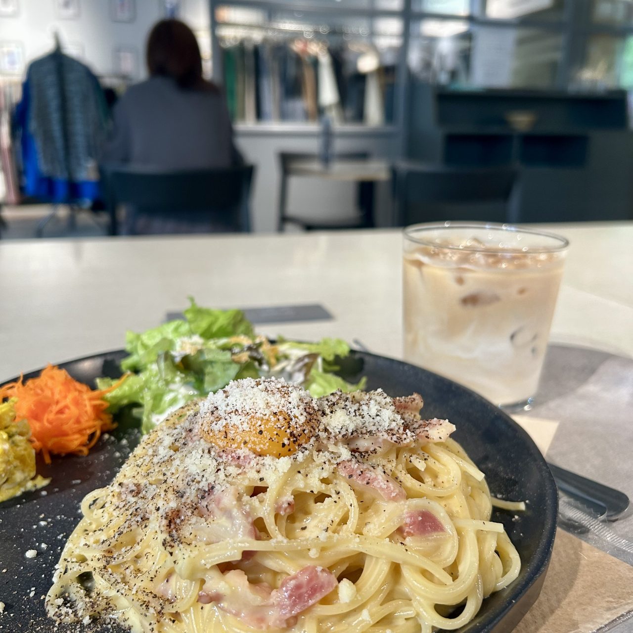 カフェスペースから見たFUKU BATONポップアップストアの様子