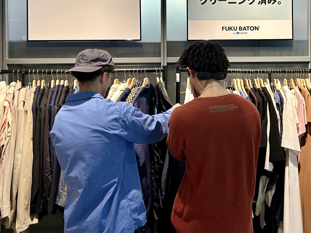 店頭に並ぶ商品を実際に手に取るMASSAさんとTATSUKIさん