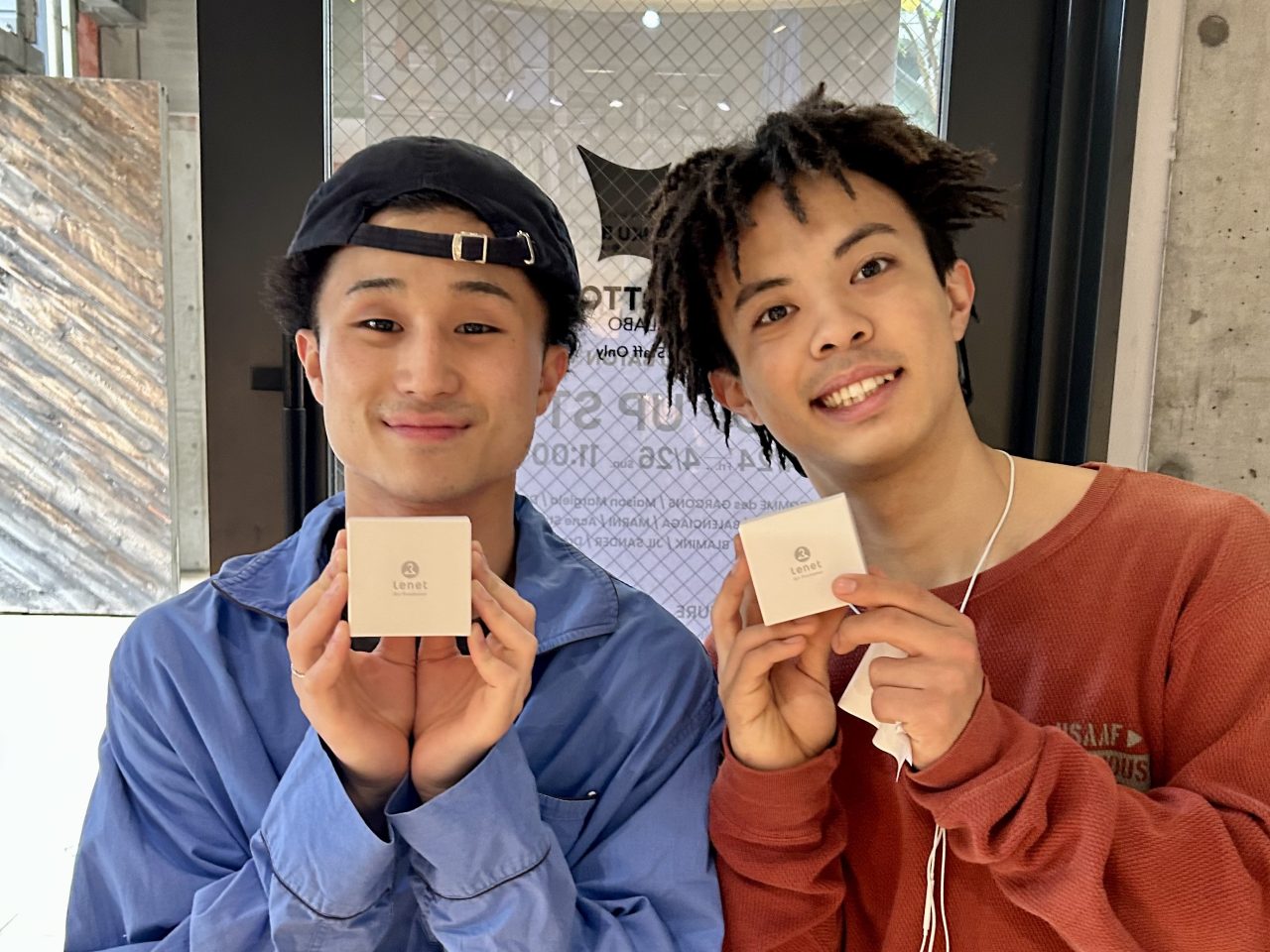 スタッフとお話ししながらリネットの「置くだけニオイとり」をご購入いただくお二方