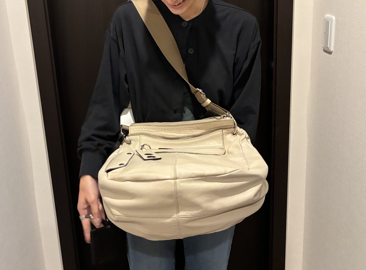 プレゼントのバッグを手に取り、嬉しそうに微笑むお嬢様