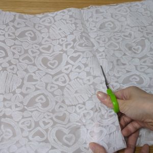 不織布シートをカットしている様子