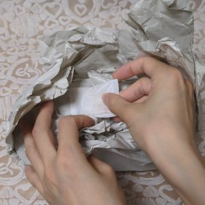 丸めた緩衝材に乾燥剤を入れている様子