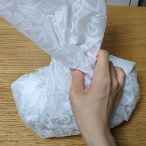 作った中身を不織布で包み込む様子