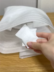 シリカゲルを芯材の内側に入れ込む工程
