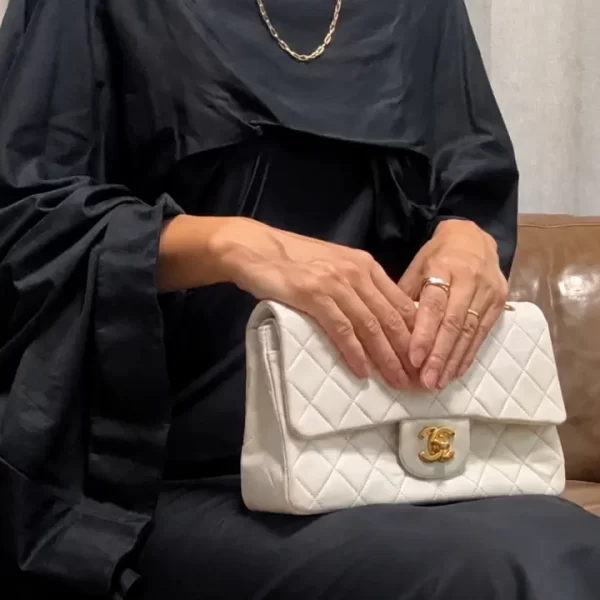 「白のまま使えるのが嬉しい」黄ばみで諦めていた祖母のシャネルのバッグが、クリーニングで蘇るまで